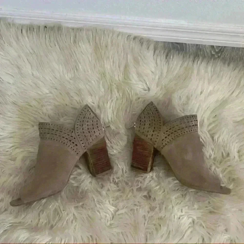 Antonio Melani cliffer Tuscan taupe cutout booties  peep toe 9.5